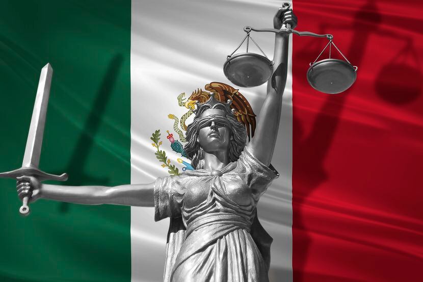 Ilustración de la figura que representa la justicia frente a la bandera de México.