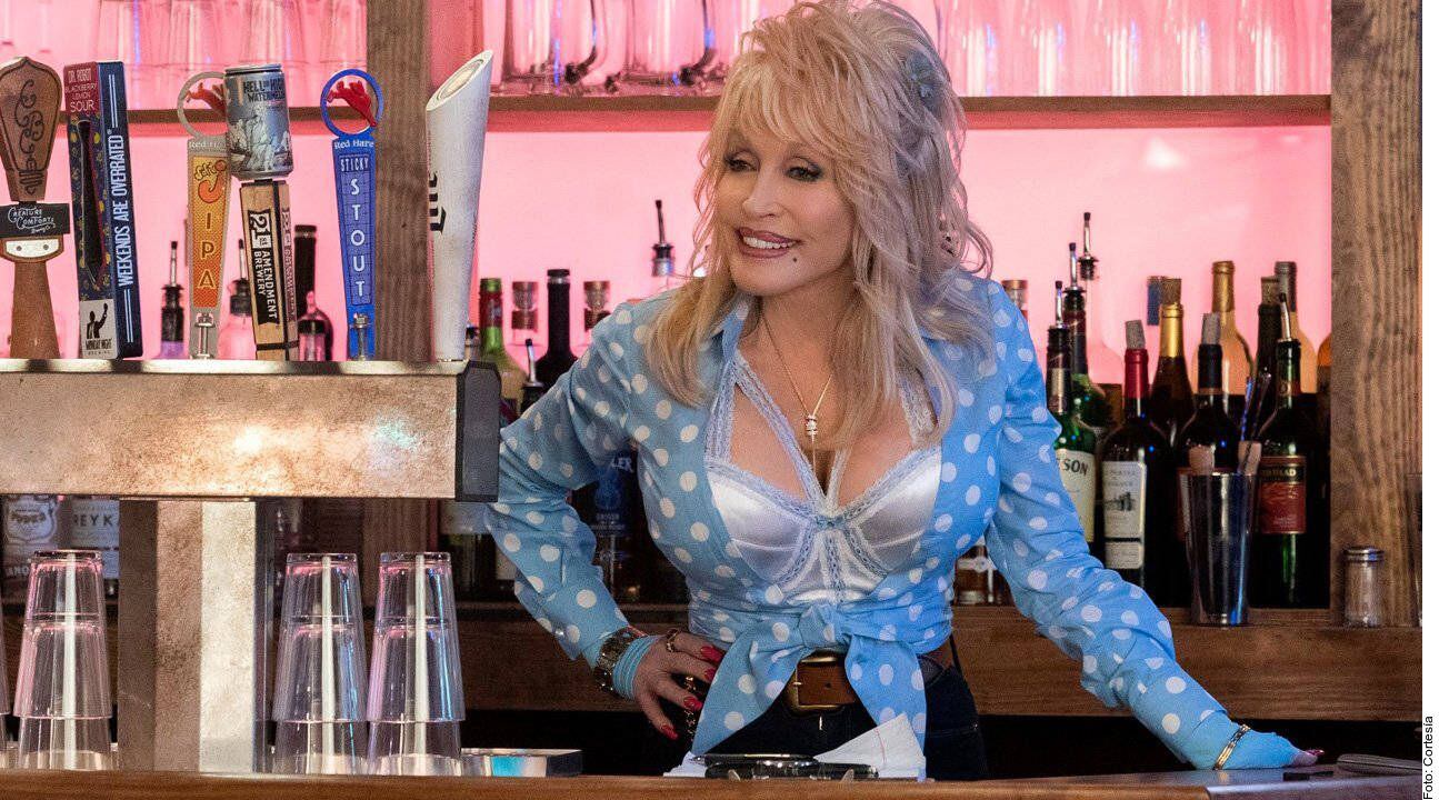 Hoy estrena por Netflix la serie de ocho episodios: Dolly Parton: Acordes del Corazón, la cual recrea las anécdotas que inspiraron a la cantante para crear estas famosas canciones.