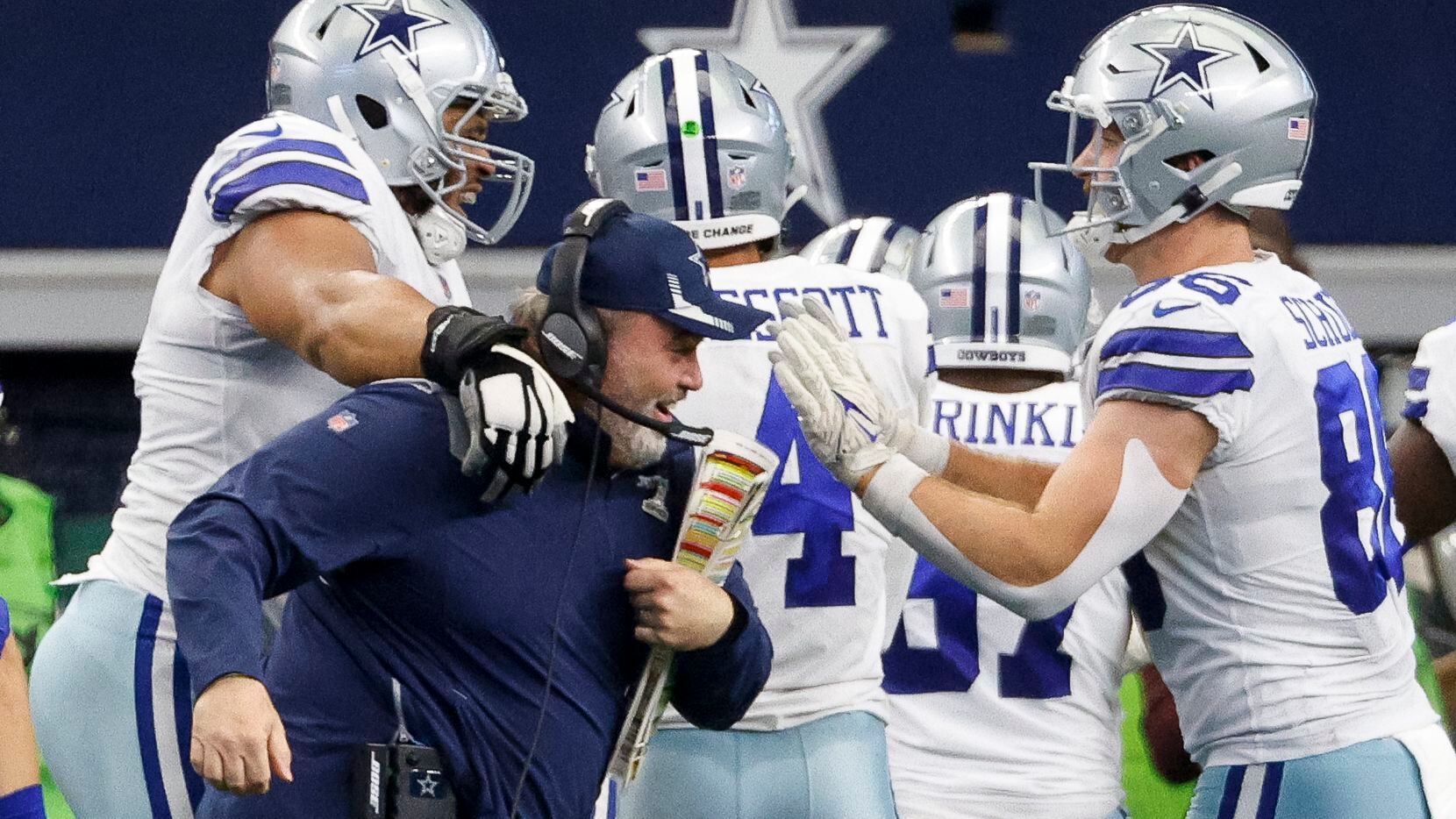 El entrenador en jefe de los Cowboys de Dallas, Mike McCarthy, celebra con sus jugadores el...