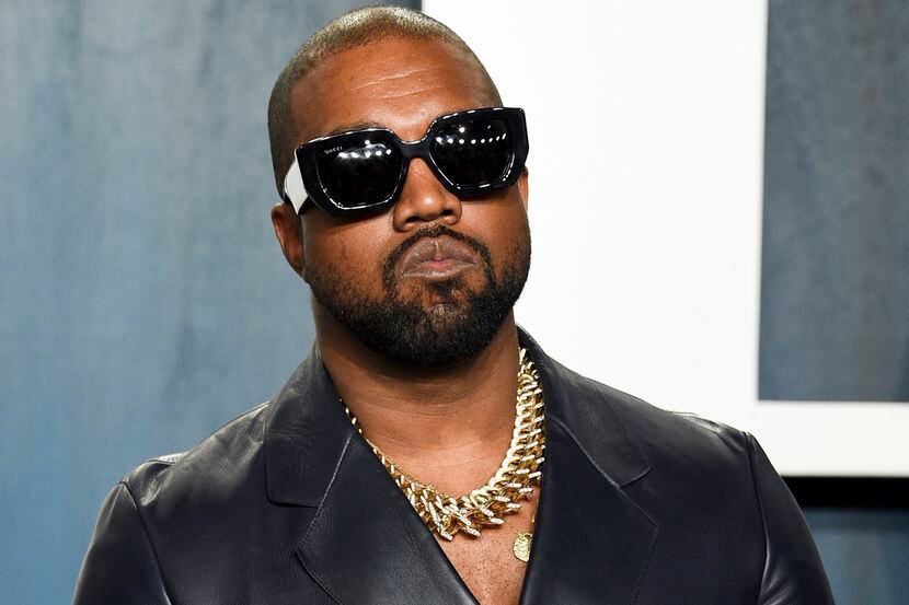 Kanye West, ahora llamado legalmente Ye, llega a la fiesta de los Oscar de Vanity Fair el 9...