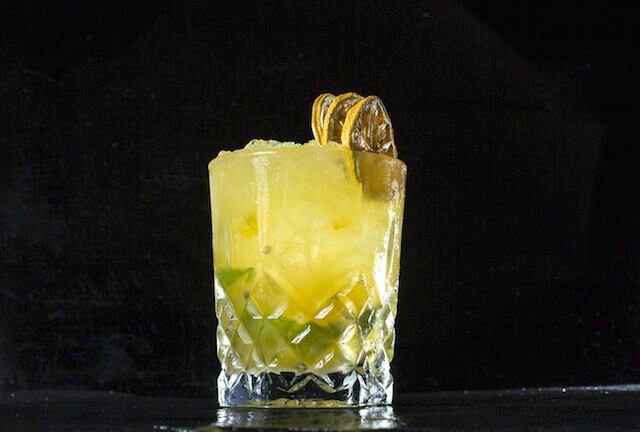 La caipiriña passion necesita limón amarillo y verde. Puedes sustituir la pulpa de maracuyá...