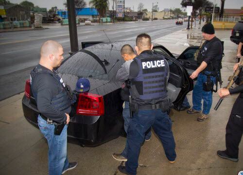 Los arrestos en la frontera disminiyeron, pero hay más detenciones en centros urbanos de...