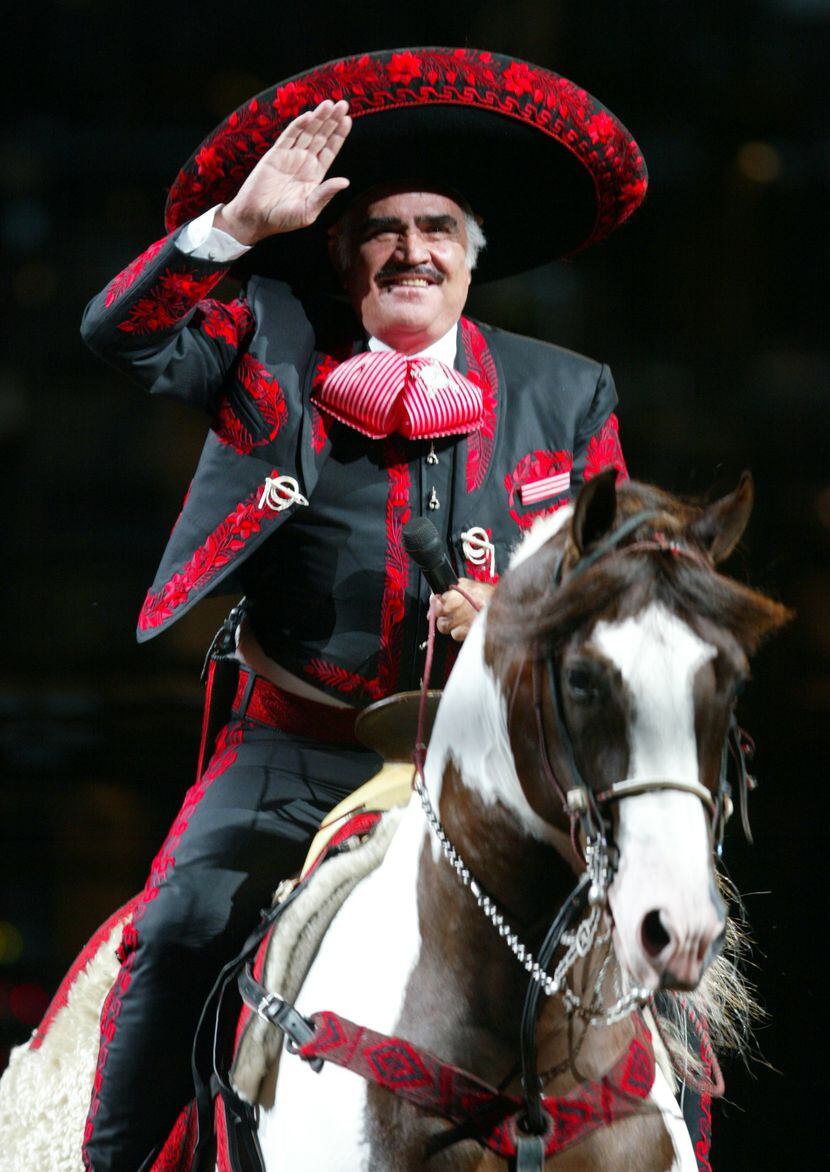 Vicente Fernández monta un caballo durante su concierto el 5 de octubre de 2003 en el...