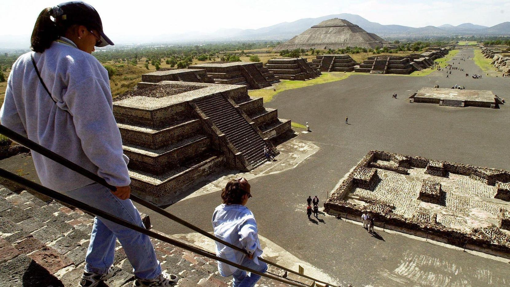 Turistas en la escalinata de la pirámide de la Luna, en Teotihuacán. Debido a la pandemia,...