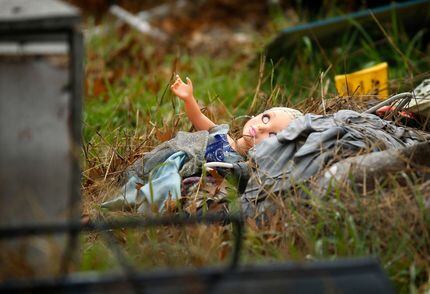 Una muñeca yace en la entrada de la casa sobre Durango Drive donde murió Linda "Michellita"...