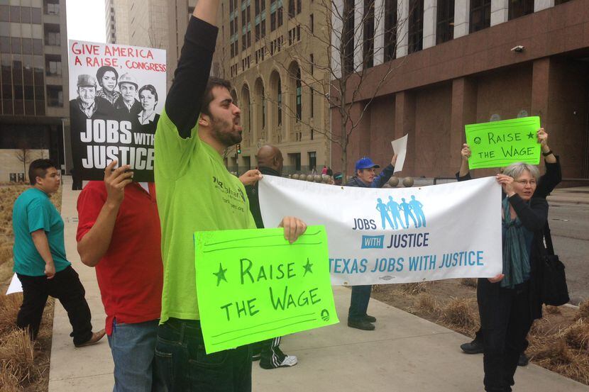 Activistas piden aumento de salario. (KARINA RAMÍREZ/AL DÍA)
