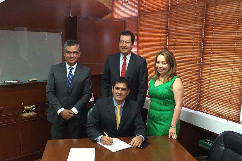 Derecha a izquierda: Mauricio Castillo, director de desarrollo de negocios internacional;...
