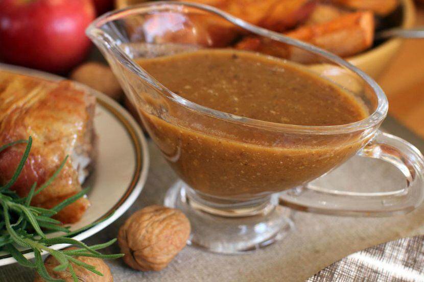 Hay muchas formas de hacer un gravy especial para acompañar al pavo en la cena de Thanksgiving.