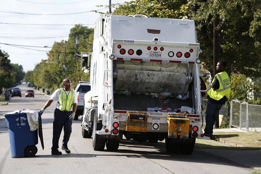 Un indigente que dormía en un basurero terminó en un camión recolector. El incidente ocurrió...