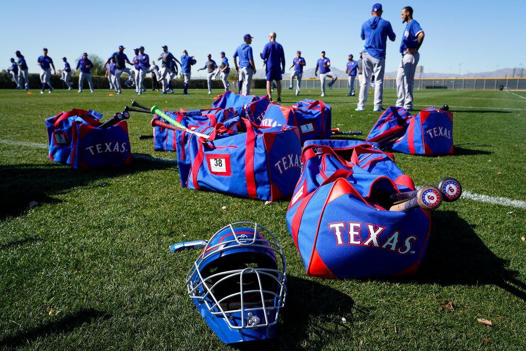 Equipamiento de  os Texas Rangers se ve en el campo de entrenamiento del equipo en Surprise,...