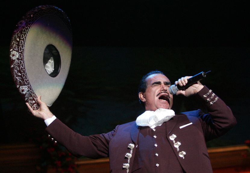 Vicente Fernández canta durante un concierto el 29 de octubre de 2006 en el Smirnoff Music...