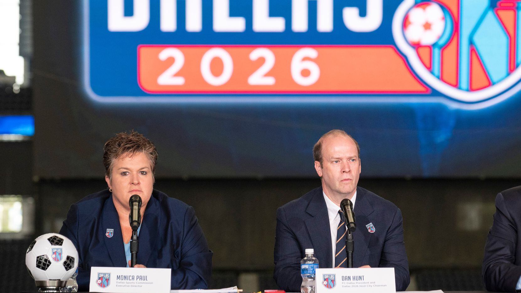La Presidenta Ejecutiva de Dallas Sports Commission, Mónica Paul, y el dueño del FC Dallas y...