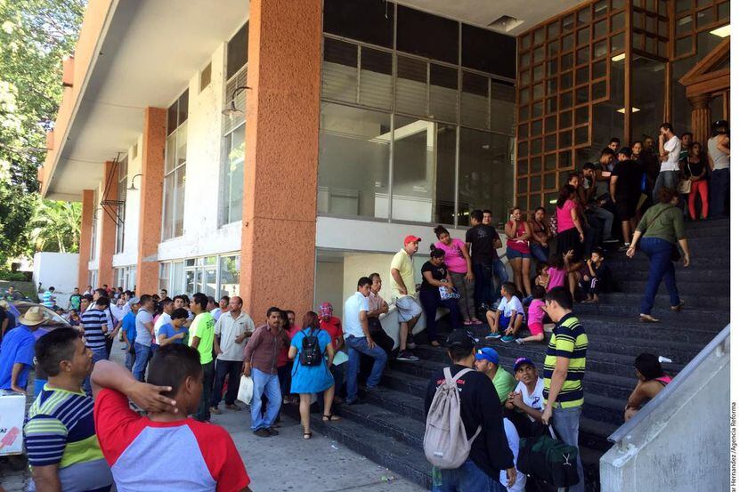 Centenares de migrantes de Centroamérica forman a diario largas filas ante las oficinas de...