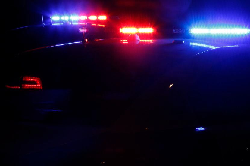 Mujer intoxicada se estrelló contra un vehículo policial en el centro de Oak Cliff