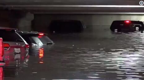Captura de imagen con la inundación en el primer nivel del estacionamiento del aeropuerto de...