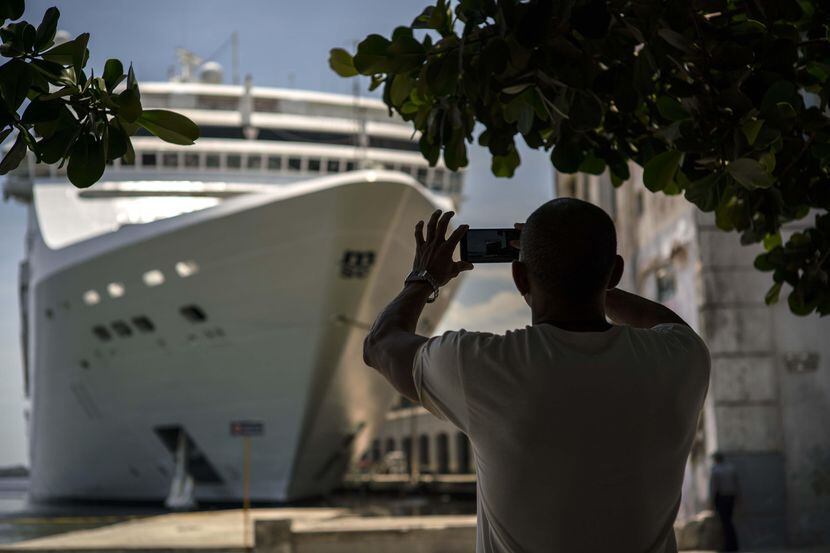 Un cruzero lleno de turistas llegó en junio del 2017 al puerto de La Habana. (AP/Ramon...