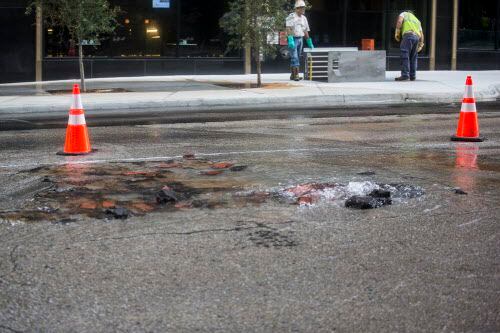La ruptura de una tubería partió el pavimento en las calles St. Paul y Elm. CARLY GERACI/DMN
