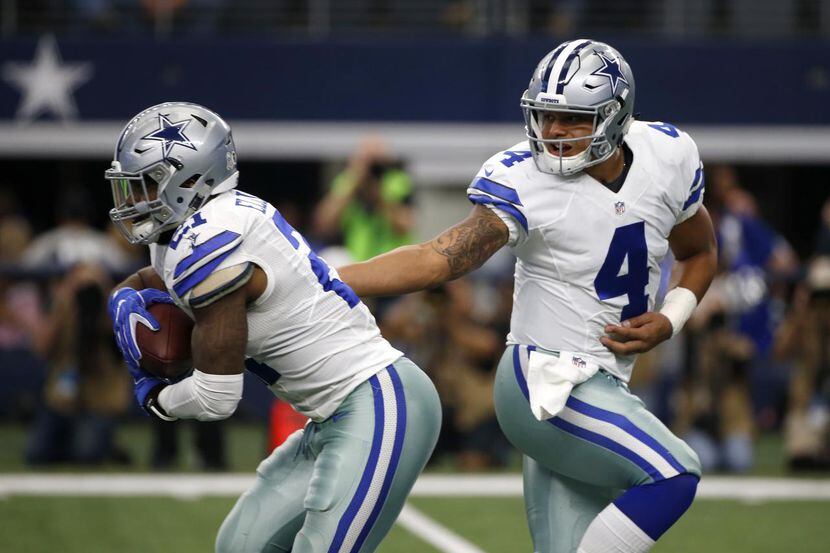 El corredor Ezekiel Elliott (21) y el mariscal Dak Prescott (4) de Dallas  fueron...