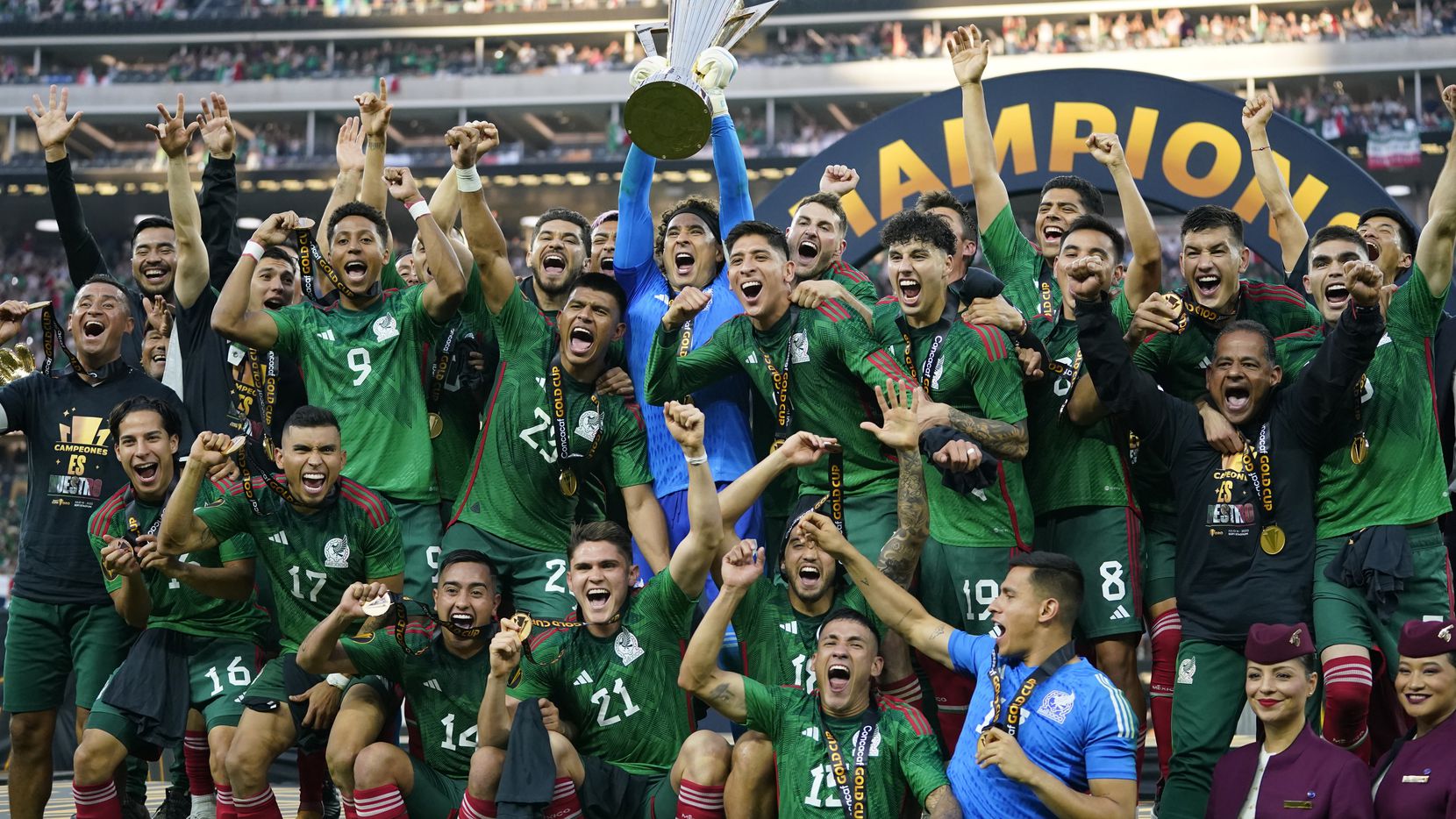 Jugadores de México celebran con el trofeo de la Copa Oro tras vencer en la final a Panamá,...