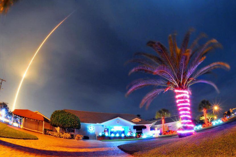 El cohete SpaceX Falcon 9 fue lanzado el lunes por la noche desde Cabo Cañaveral.(AP)
