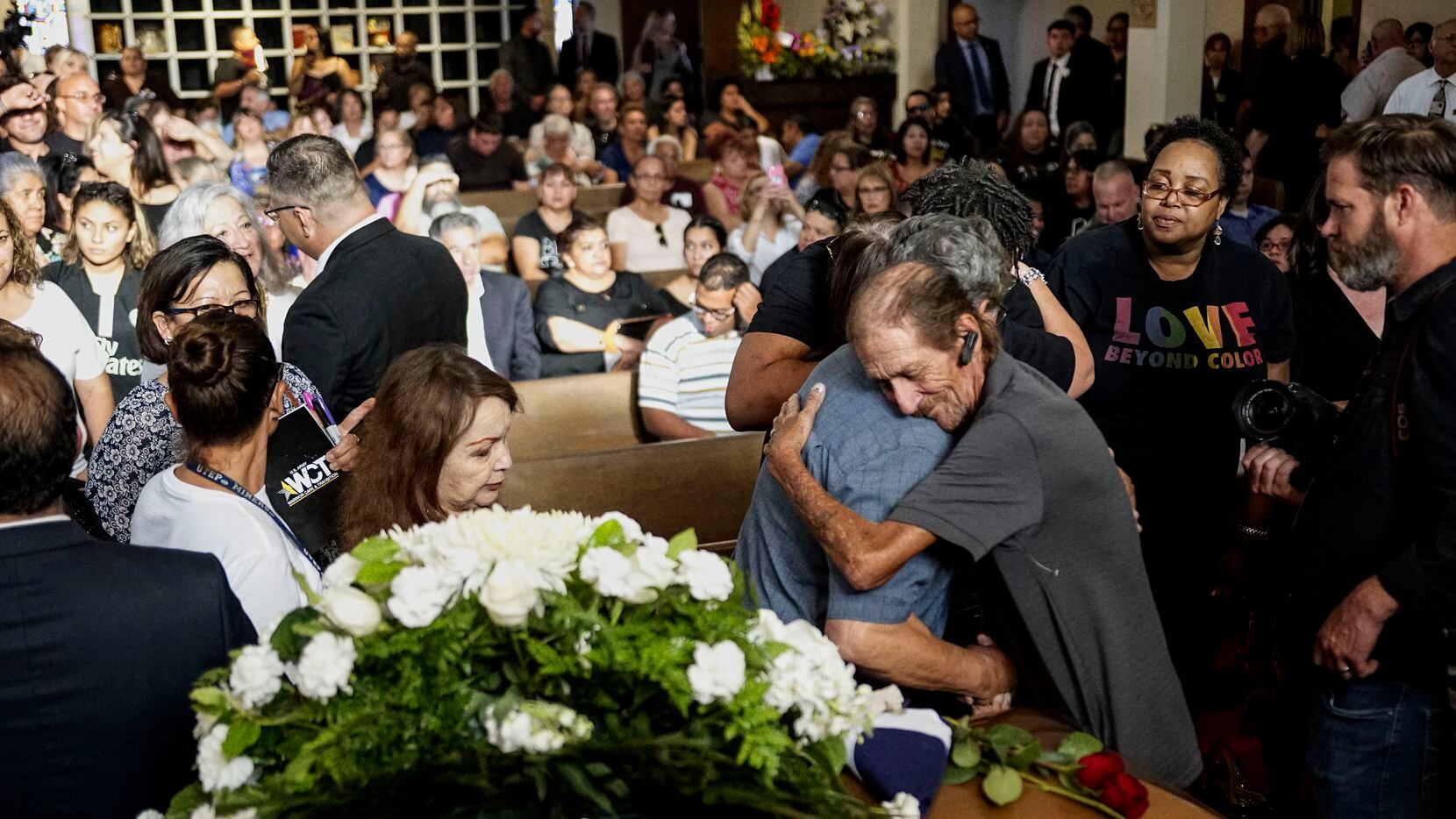 Antonio Basco recibe un abrazo de una persona en el funeral de su esposa Margie Reckard, el...