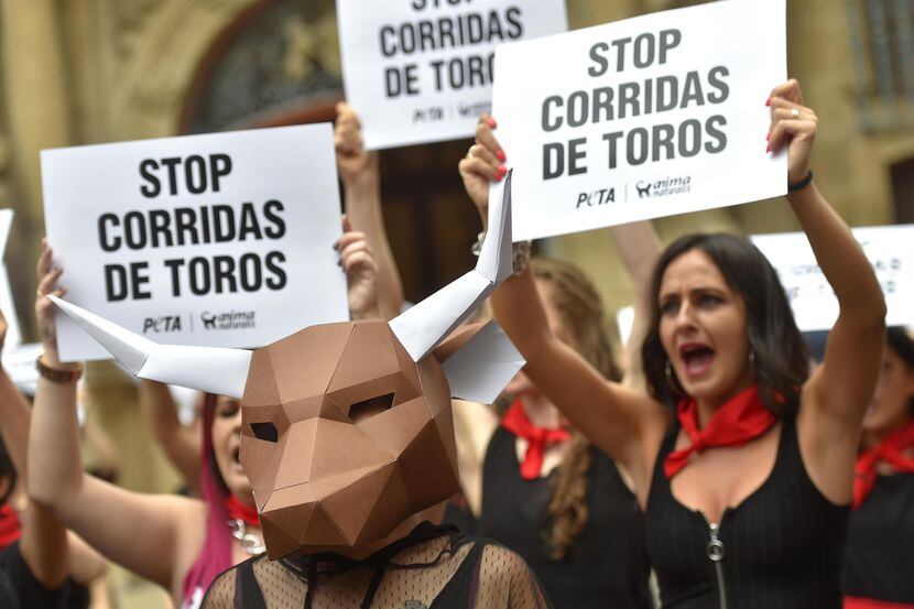 Activistas de los derechos de animales protestan las corridas de toros.(GETTY IMAGES)
