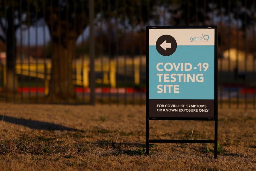 Un cartel indica dónde dirigirse para una prueba covid-19 en el Mountain View College.