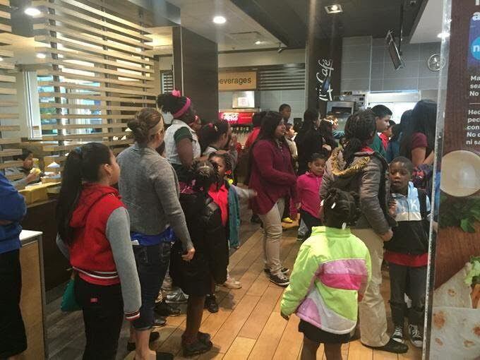 Niños con sus padres durante el evento de McDonalds en 2016. (CORTESÍA/MCDONALD’S)
