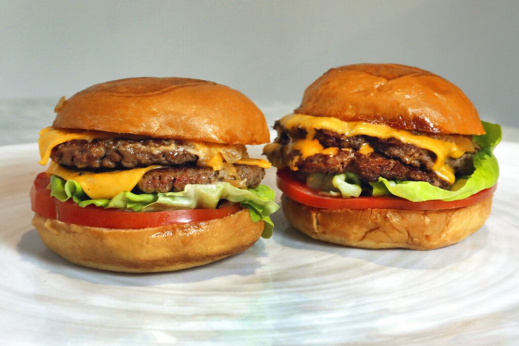 Una hamburguesa Original Impossible Burger, izquierda, y una Cali Burger, de Umami Burger,...