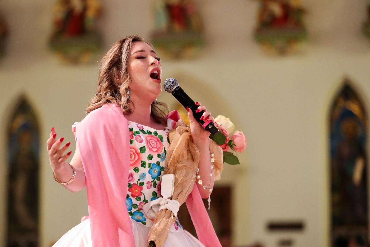 La cantante mexicana Carolina Imperial hace su presentación durante la serenata a la Virgen...