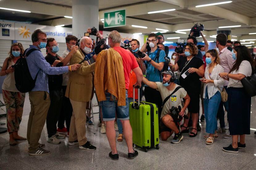 Un pasajero de un vuelo de TUI de Düsseldorf a Mallorca habla con reporteros a su llegada al...