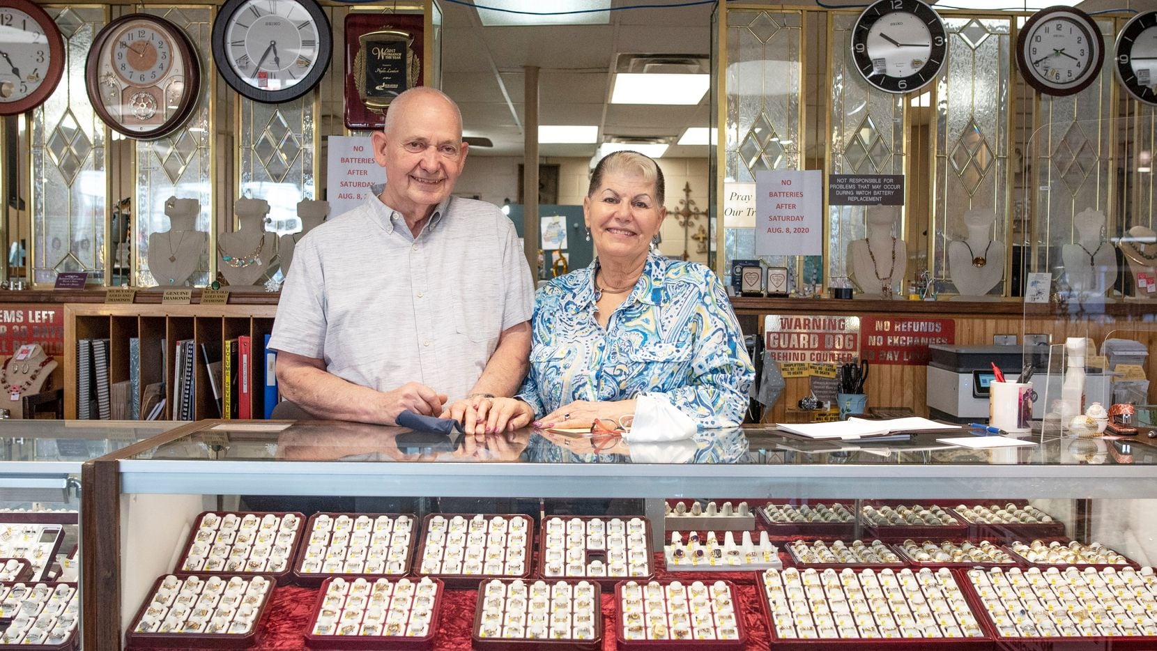 Phyllis Lambert, dueña de Gold N Things, junto a su esposo John, en el mostrador de su negocio de joyería en Duncanville, que ha optado por cerrar debido a la pandemia. "Somos un lujo, no una necesidad", reconocen.