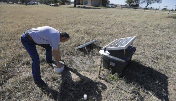 Un funcionario del poblado de Reno, Texas revisa un sismógrafo. Investigadores de SMU...