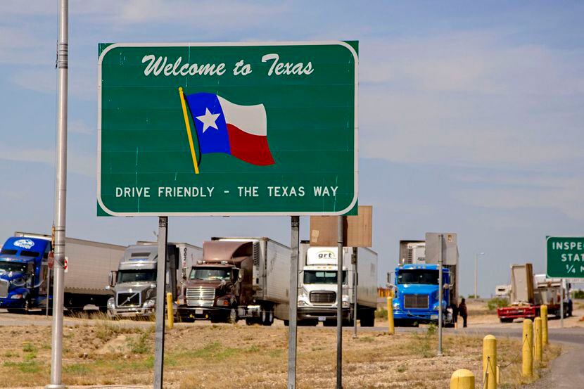Camiones de mudanza ingresando al estado de Texas se han convertido en una imagen cotidiana.