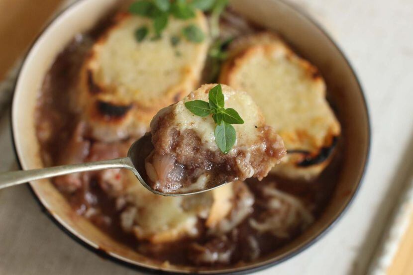 La sopa de cebolla es perfecta para cuando llegue el frío. La estrategia: prepararla un día...