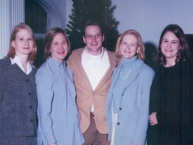 Penulis Rudolph Bush dan keempat saudara perempuannya di pesta ulang tahun nenek mereka yang ke-90 pada tahun 2001. Dari kiri, Catherine Wetzel, Margaret Kerr, Rudolph Bush, Anna Bush, dan Mary Smith.