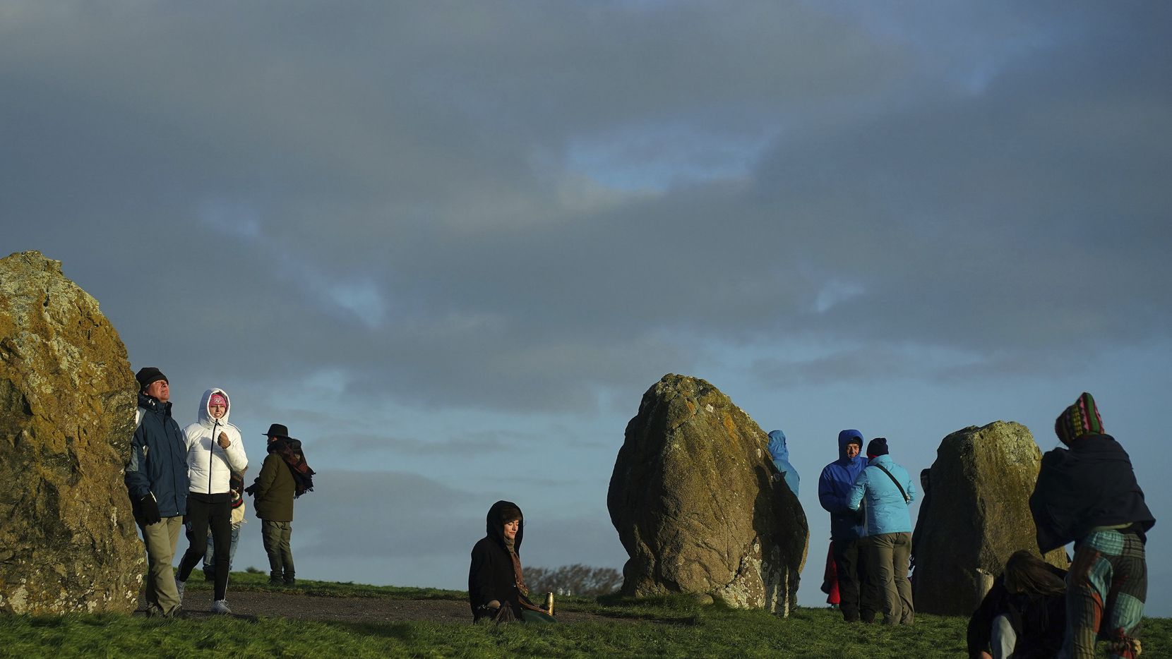 Personas reciben el solsticio de invierno en Newgrange, Irlanda, el miércoles 21 de...
