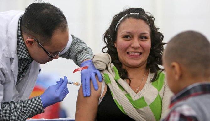 Sandra Bazaldua recibe la vacuna contra la gripe en una farmacia Walgreens de Houston. Esta...