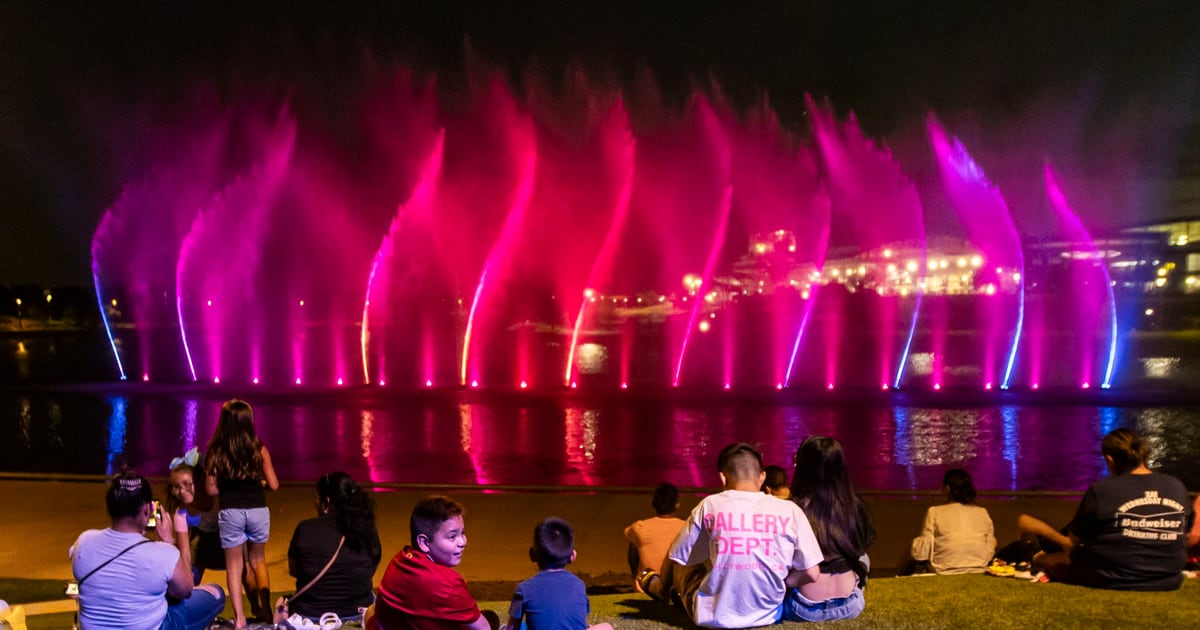 WATCHGrand Prairie’s Vegasstyle water show at EpicCentral draws