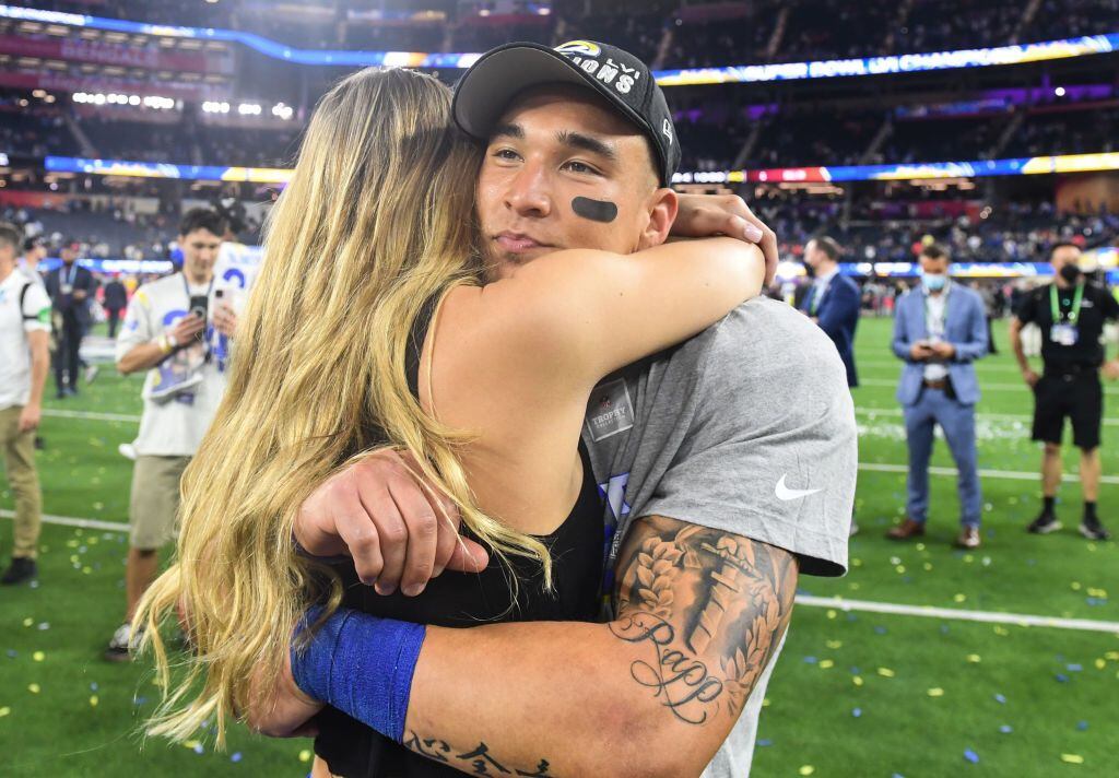 El safety de Los Angeles Rams Taylor Rapp (24) junto a su novia Danielle.