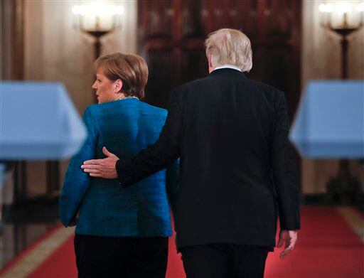 El presidente Donald Trump acompaña a la canciller alemana Angela Merkel, por un pasillo de...