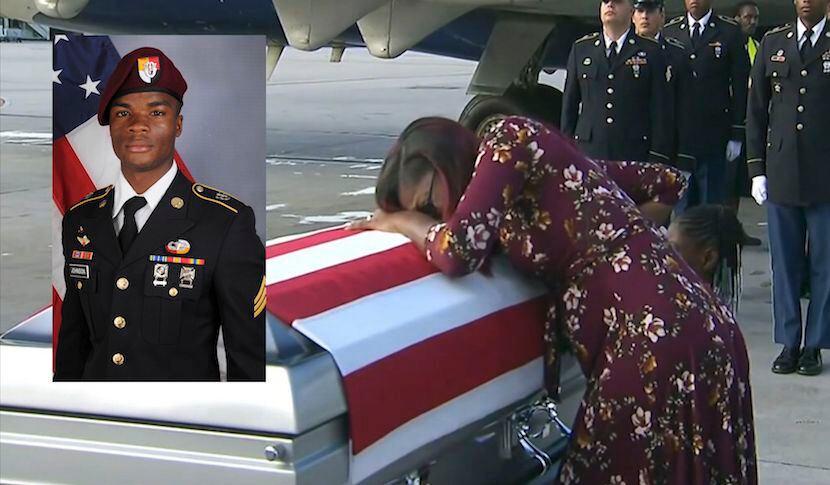El feretro del soldado La David Johnson es recibido por su esposa en Miami. AP
