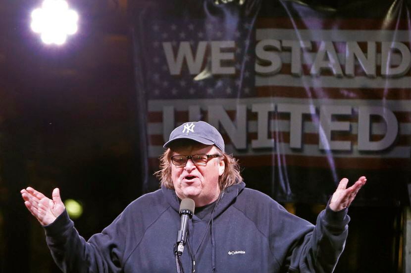 El director Michael Moore durante su discurso  en una protesta anti- Trump en Nueva York 
