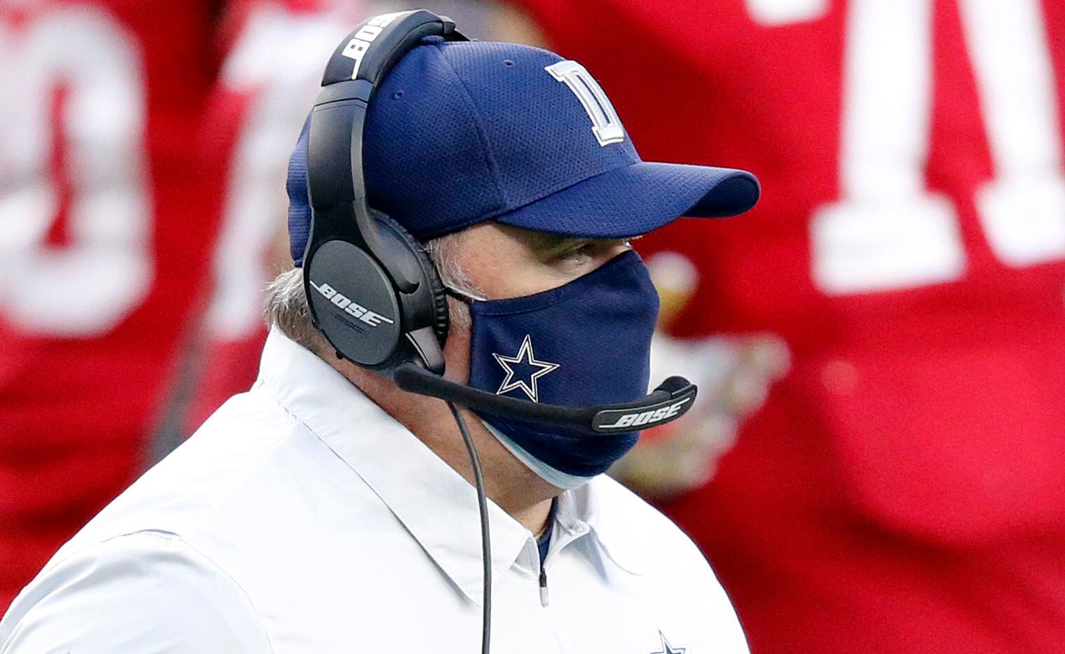 El entrenador en jefe de los Cowboys de Dallas, Mike McCarthy, observa a su equipo en el...