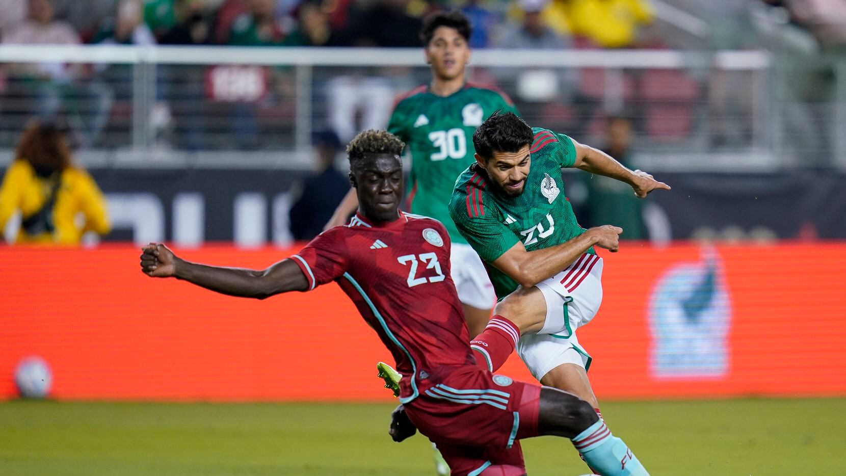El defensor colombiano Davinson Sánchez (23), bloquea un tiro del delantero mexicano Henry...