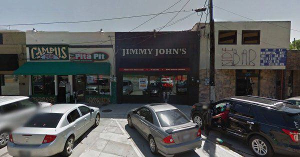 Dos ladrones robaron sándwichs de Jimmy Johns en Denton. Uno fue apuñalado por un empleado.
