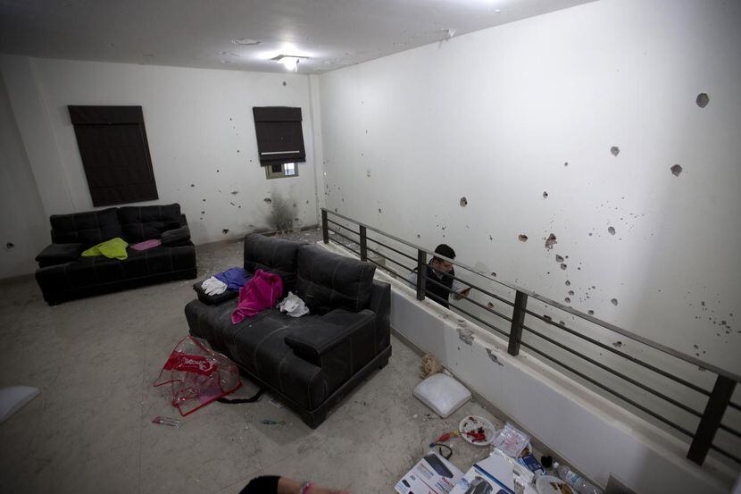 Agujeros de bala en las paredes muestran cómo quedó la casa de seguridad donde se escondía...