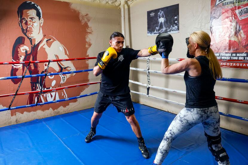 Steven Gomez (izquierda) entrena con Trinika Cox en el Jimenez Old School Boxing Gym el...