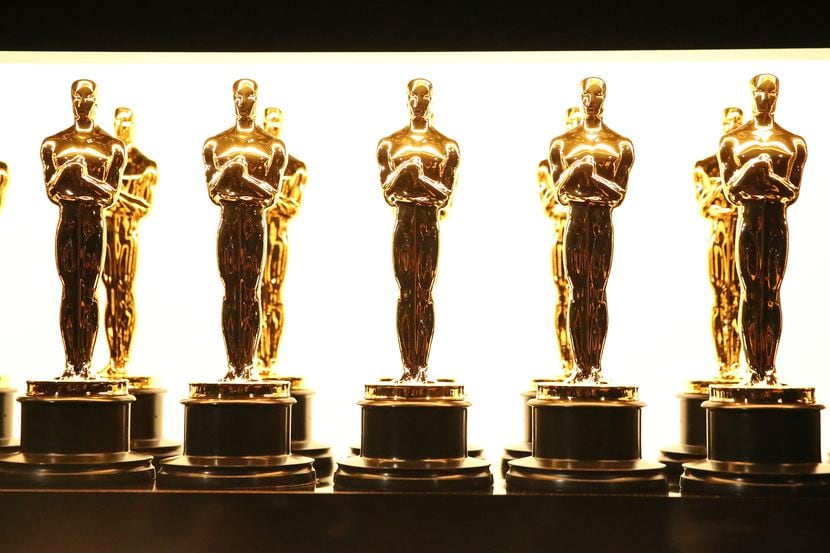 Estatuillas del Oscar tras el escenario de la entrega de premios en Los Ángeles, el 26 de...