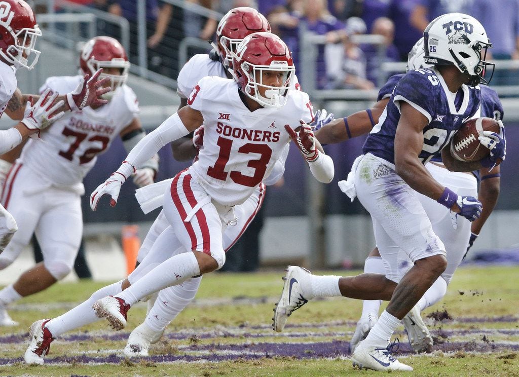 TCU Horned Frogs wide receiver KaVontae Turpin (25) heads upfield for yardage after a pass reception as a host of defenders, including Oklahoma Sooners cornerback Tre Norwood (13) give chase during the Oklahoma Sooners vs. the TCU Horned Frogs NCAA football game at Amon G. Carter Stadium in Fort Worth, Texas on Saturday, October 20, 2018. (Louis DeLuca/The Dallas Morning News)